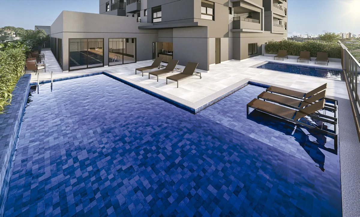 Piscina adulto com deck molhado