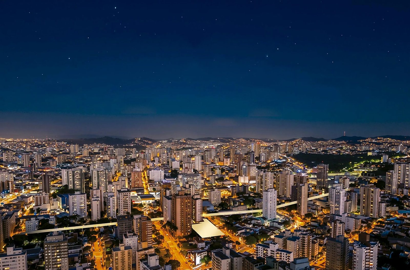 Foto aérea noturna de Santo André com o Portugal 740 na Avenida Portugal, esquina com a Av. Dr. Cesário Bastos, e as referências do entorno